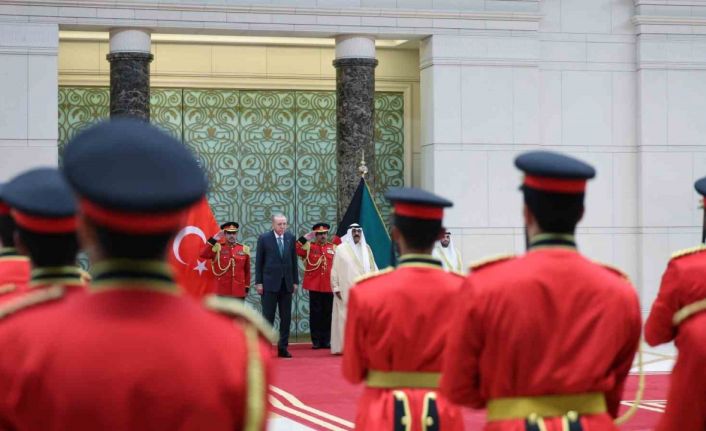 Cumhurbaşkanı Erdoğan, Kuveyt’te resmi törenle karşılandı