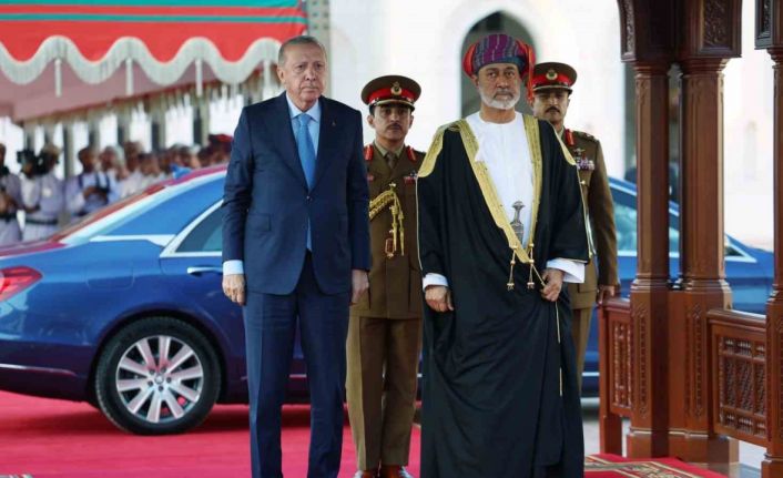 Cumhurbaşkanı Erdoğan, Umman’da resmi törenle karşılandı