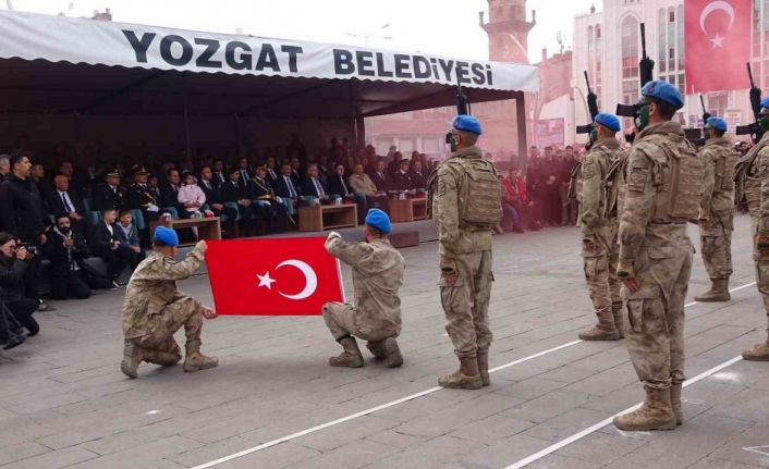 Cumhuriyet Bayramı coşkuyla kutlandı, komandolar gösteri yaptı