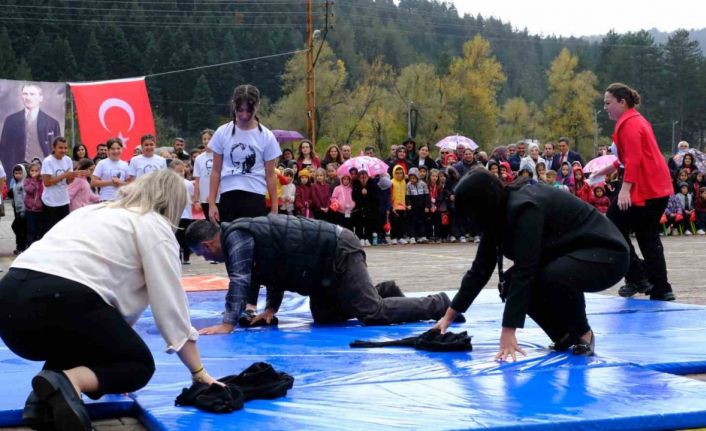 Cumhuriyet Bayramı gösterisinde duygulandıran anlar: Kızı gösteri yapabilsin diye atkısıyla minderleri kuruttu