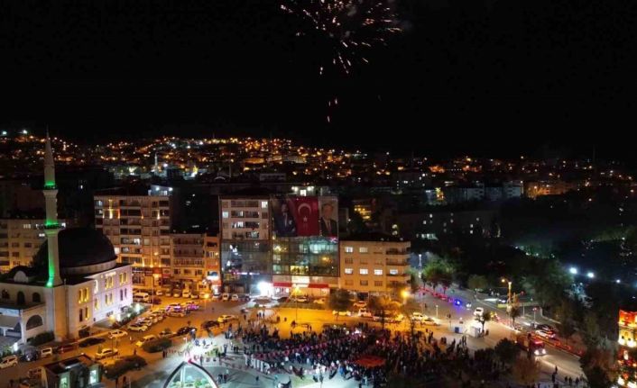 Cumhuriyetin 102’nci yılında Siirt fener alayıyla aydınlandı