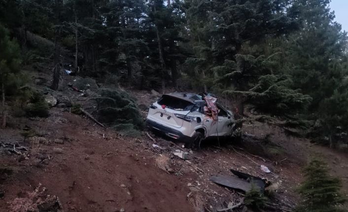 Dağ yolunda otomobil uçuruma yuvarlandı: 2 ölü