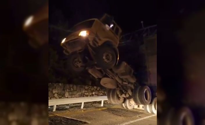 Damperi açık kamyon KGYS direğine çarparak asılı kaldı: 1 yaralı