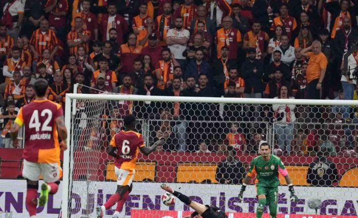 Davinson Sanchez kırmızı kart gördü