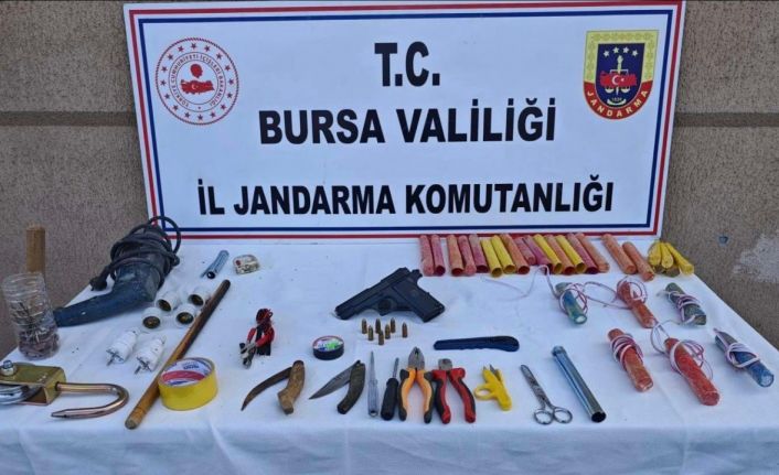 Definecilerin zulasından cephanelik çıktı