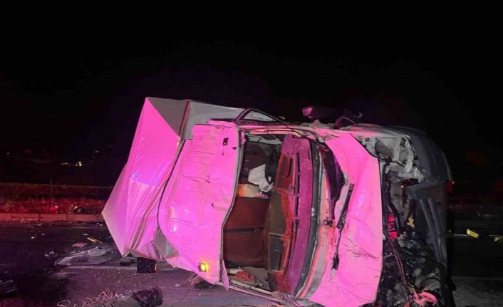 Demir yığınına dönen kamyonetlerde 3 kişi yaralandı