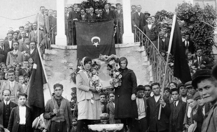 Demirci’de 97 yıl önceki cumhuriyet karesi yeniden canlandı