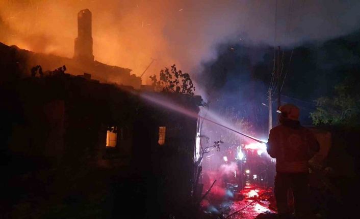 Demirci’de ev yangını