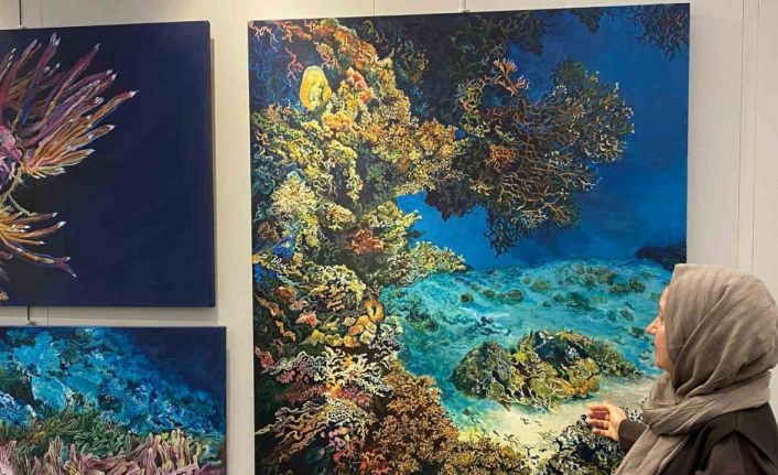 Deniz yaşamının enerjisini tuvale yansıttı