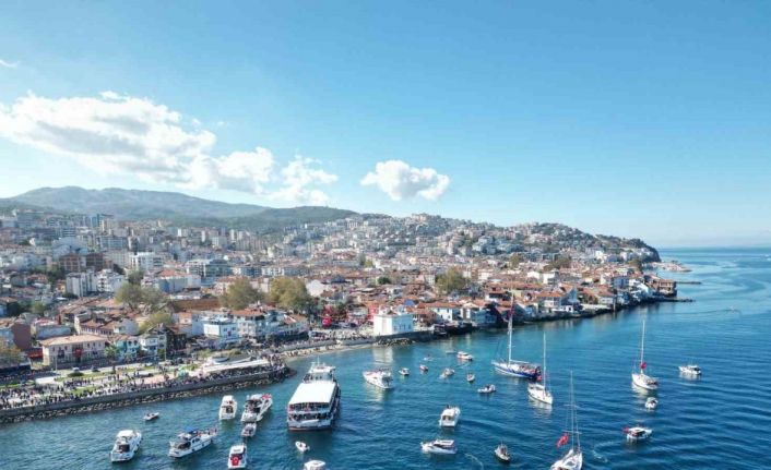 Denizde onlarca tekne kortej yaptı