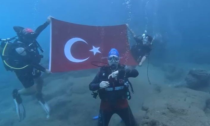 Denizin altında işaret diliyle İstiklal Marşı’nı okudular