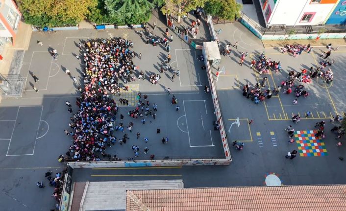 Deprem sonrası bahçede çıkan öğrenciler havadan görüntülendi