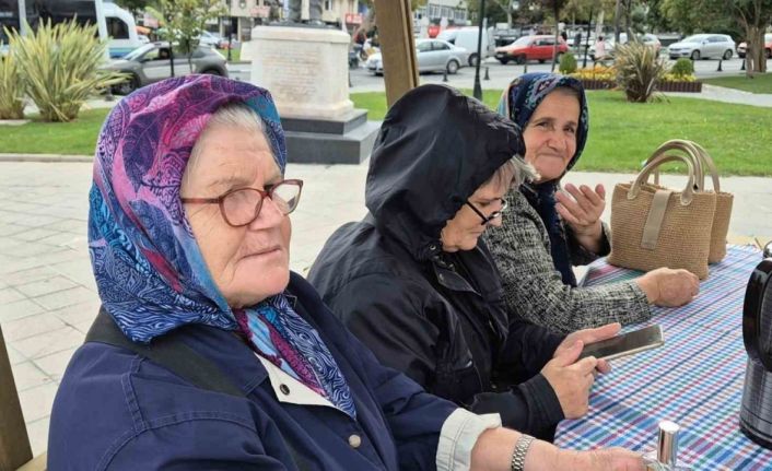 Depremden sonra dışarı çıkan vatandaşlar: "Çok korktuk"