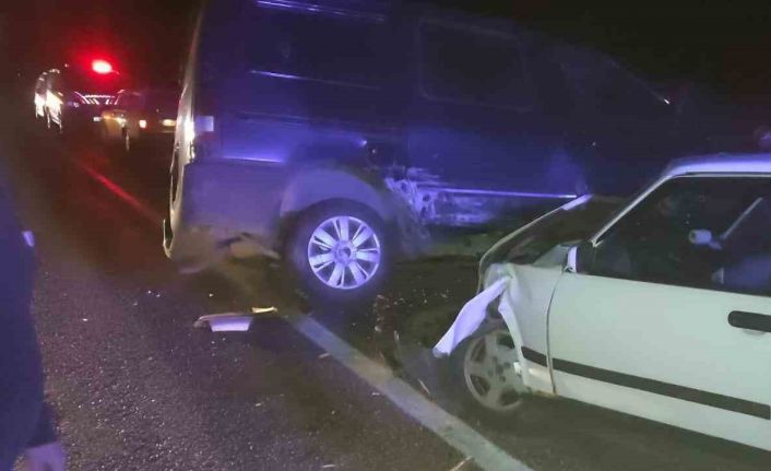 Derebucak’ta otomobil ile minibüs çarpıştı: 2 yaralı