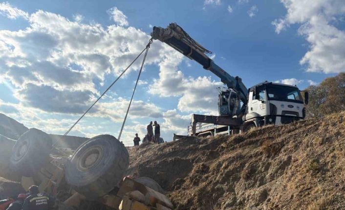 Devrilen iş makinesi altında kalan operatör kurtarıldı