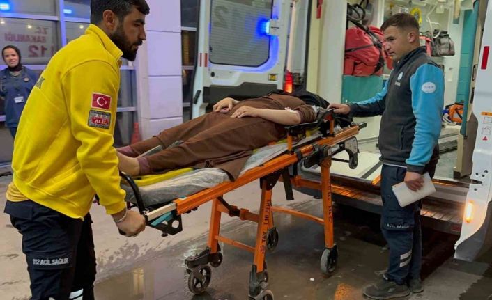 Devrilen motosikletteki 4 kişi yaralandı