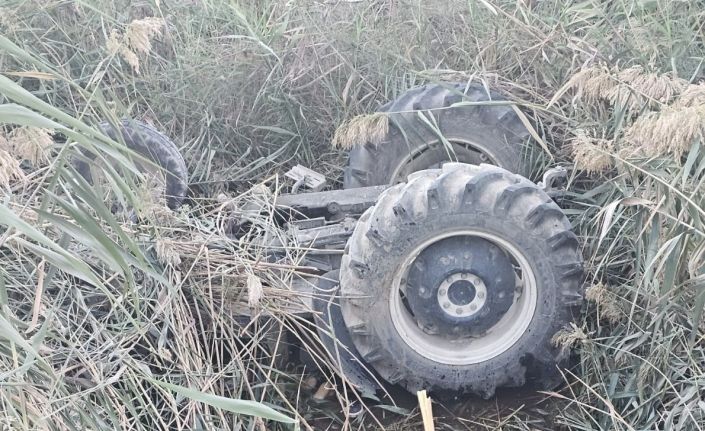 Devrilen traktörün altında kalan sürücü hayatını kaybetti