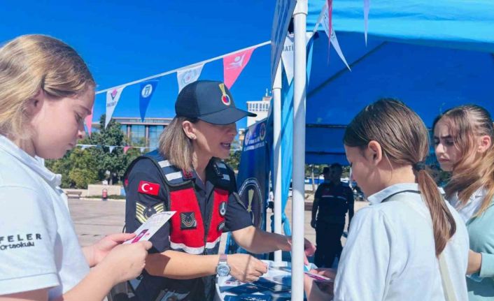 Didim’de Jandarma bilim şenliğinde bilgilendirdi