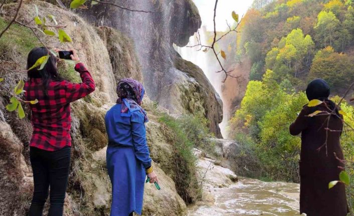 Dipsizgöl Şelalesi sonbahar güzelliğiyle mest ediyor