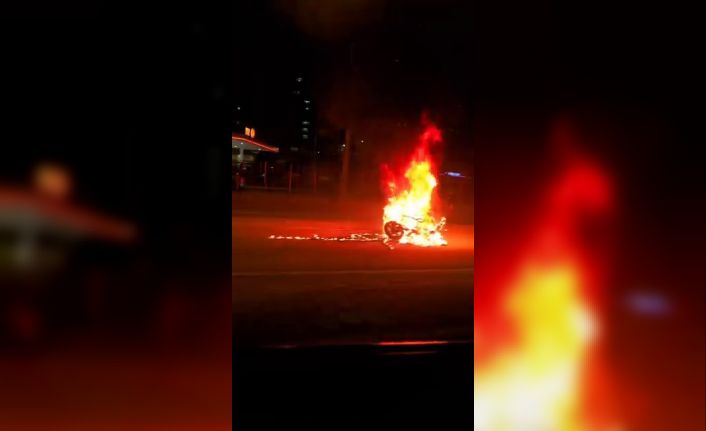 Diyarbakır’da aracın çarptığı motosiklet savrulup alev aldı: 1 yaralı