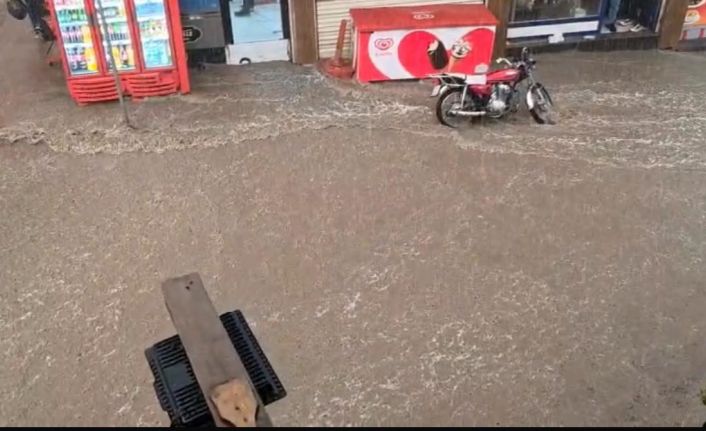 Diyarbakır’da sağanak caddeleri göle çevirdi