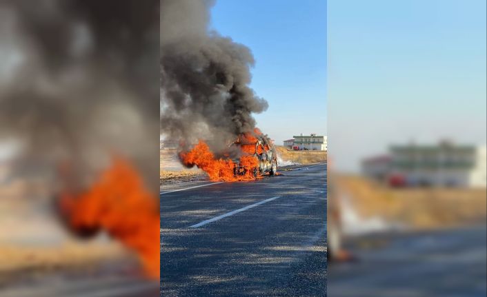 Diyarbakır’da seyir halindeki otomobil alevlere teslim oldu