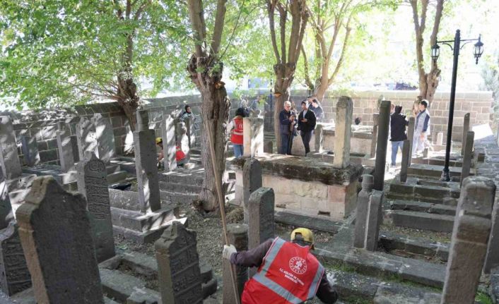 Diyarbakır’da tarihi mezar taşları ve kitabelerin kimliklendirme çalışmalarına başlandı