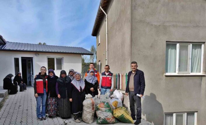 Domaniç’te kadın üreticilere 300 kilo dikimlik sarımsak dağıtıldı