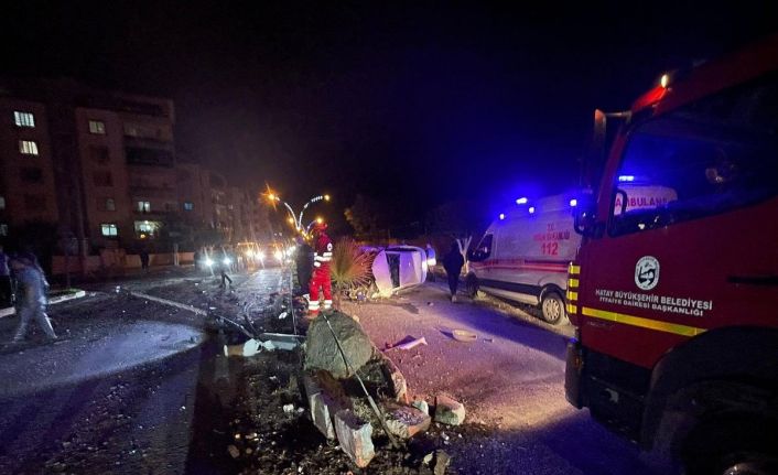 Dörtyol’da aydınlatma direğine çarpan otomobilin sürücüsü yaralandı