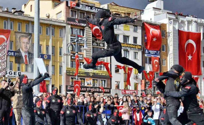 Dövüş sanatlarındaki hünerlerini sergileyen jandarma komandolar nefes kesti