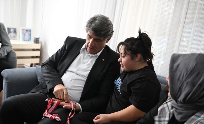 Down sendromlu Elanur, yüzmede birinci oldu