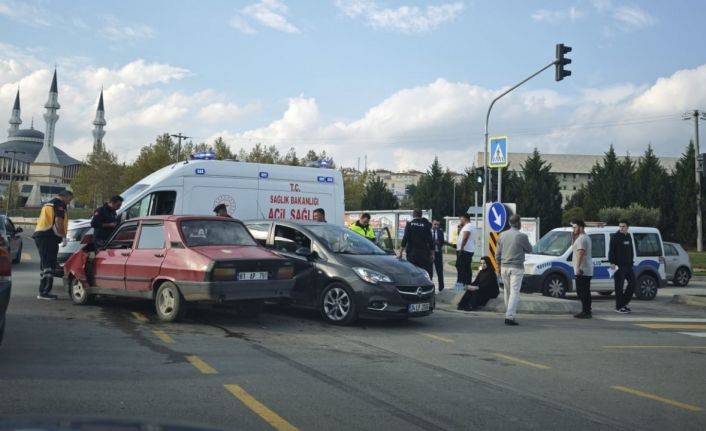 Duble yolda iki araç çarpıştı: 2 hafif yaralı