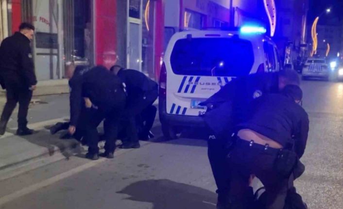 Dükkan basıp polise direnen şahıslar gazetecilere saldırdı: o anlar kamerada