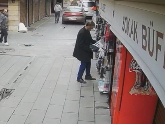 Dükkanın önündeki fanlı ısıtıcıyı bakıyormuş gibi yapıp alıp gitti