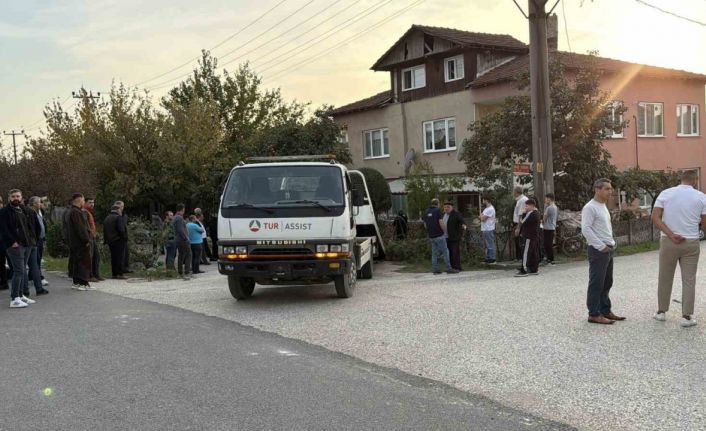 Durakta beklerken aracın çarptığı kadın ve çocuk ağır yaralandı