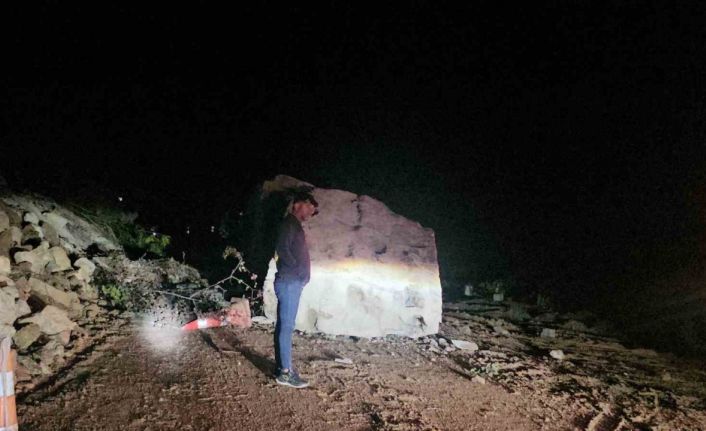 Düşen dev kaya karayolunu ulaşıma kapattı