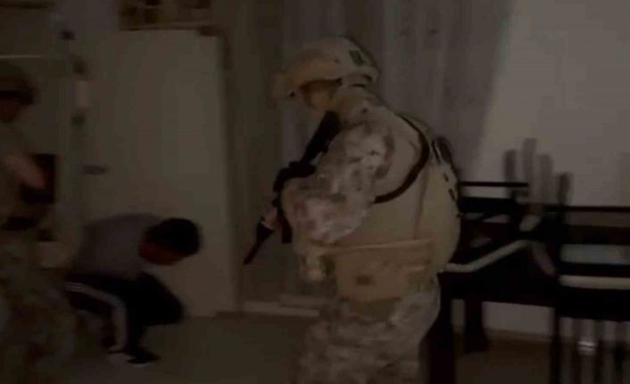 Duvarla örülen gizli bölmedeki dolaptan aranması bulunan 2 şahıs çıktı