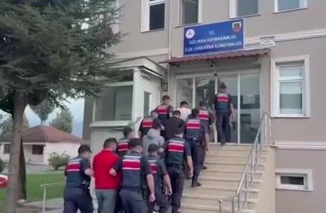 Düzce’de havaya ateş açan 5 kişi kıskıvrak yakalandı