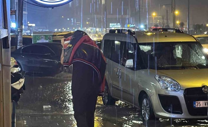 Düzce’de şiddetli yağış sokakları göle çevirdi