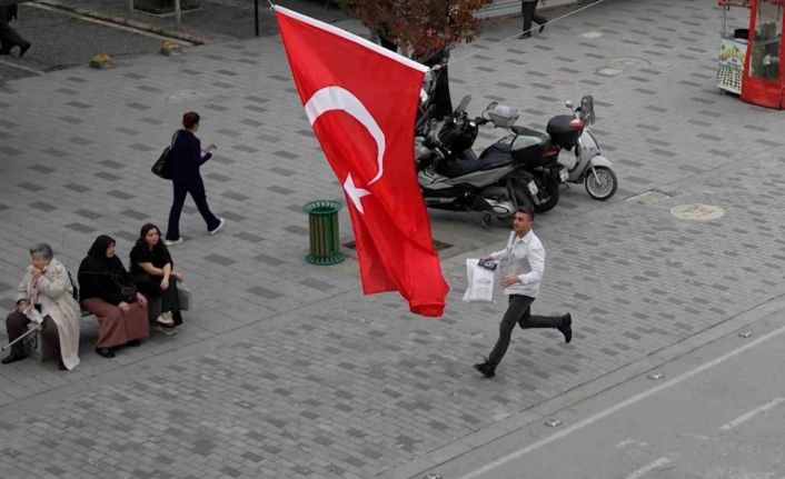 Düzceliler Türk bayrağını yere düşürmedi