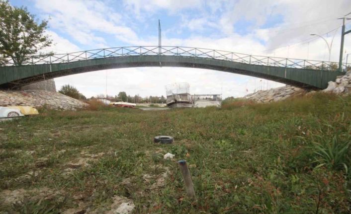 (Düzeltme) Gölde sular çekildi, yatlar karaya oturdu: Aşk Adası’nın etrafında da su kalmadı