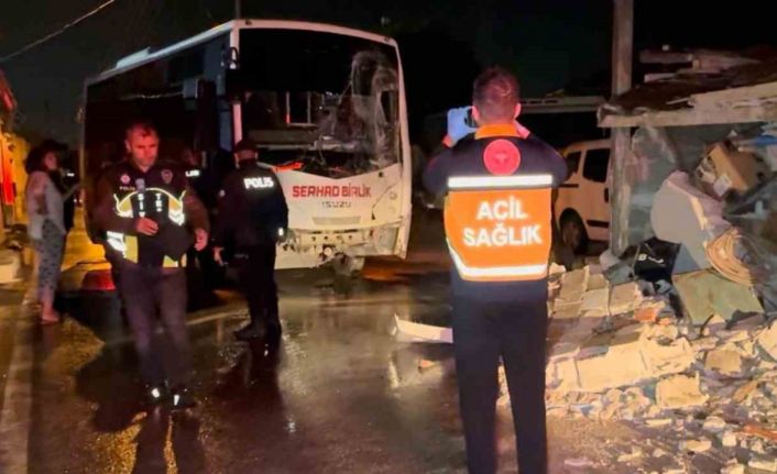 Edirne’de minibüs eve girdi