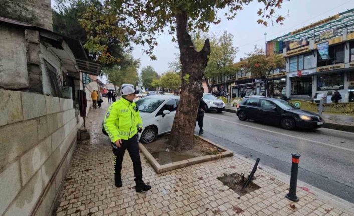 Edirne’de yola dökülen yağ zincirleme kazaya yol açtı: 4 araç birbirine girdi