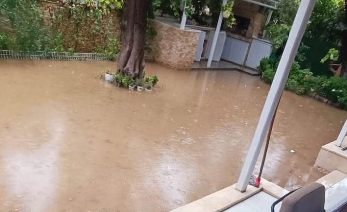 Edremit Körfezi ilçelerinde sağanak yağış sonrası su baskınları