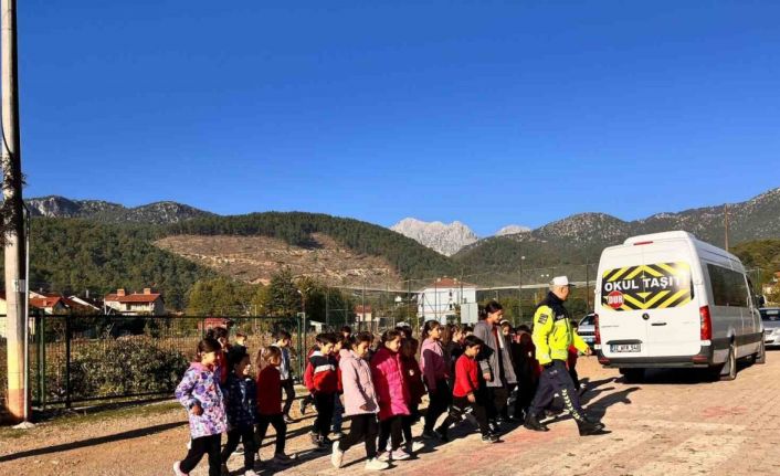 Eğirdir jandarmasından öğrencilere trafik dersi
