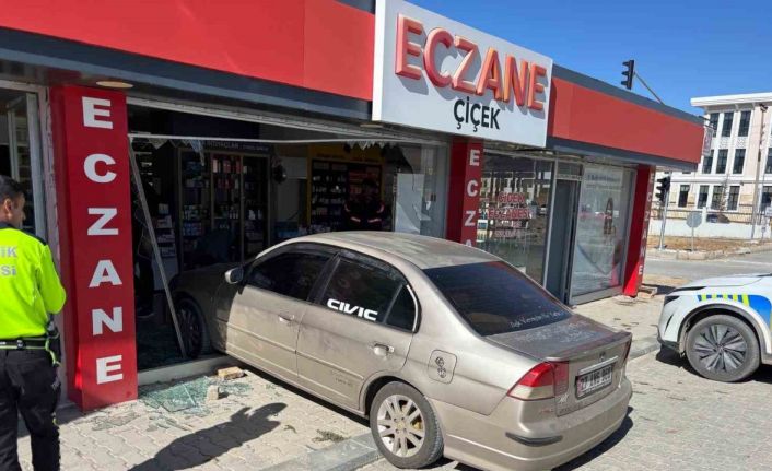 El freni çekilmeyen araç eczaneye girdi
