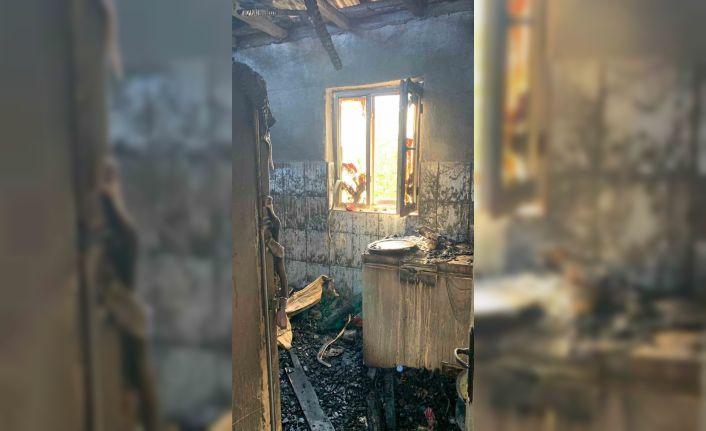 Elazığ’da bir ev yangında yanarak kül oldu