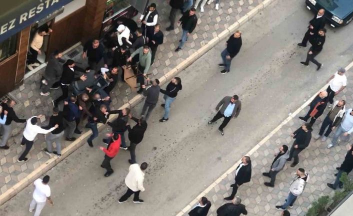 Elazığ’da iki grup arasında kavga: Masa ve sandalyeler havada uçuştu