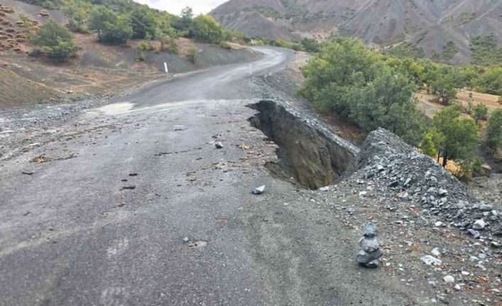 Elazığ’da köy yolunda çökme meydana geldi