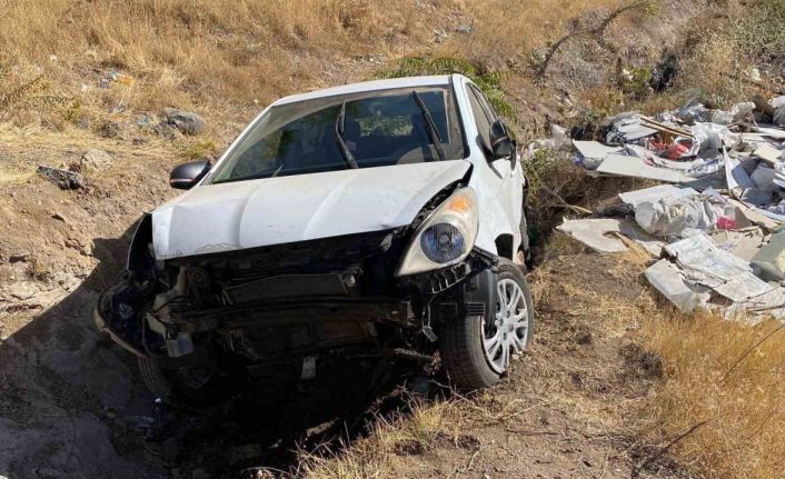 Elazığ’da otomobil şarampole uçtu: 3 yaralı